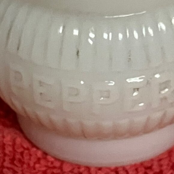 Pair of vintage salt and pepper shakers - Picture 8 of 9